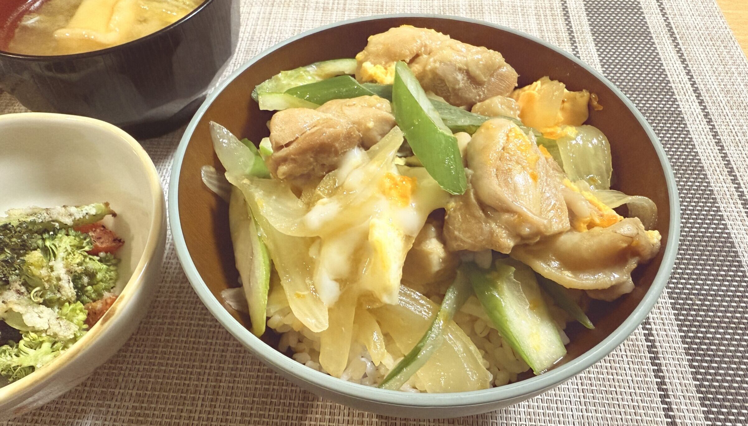 ホットクック ホットクックレシピ】火加減が決め手！半熟卵の親子丼♪｜ホッ共キッチン